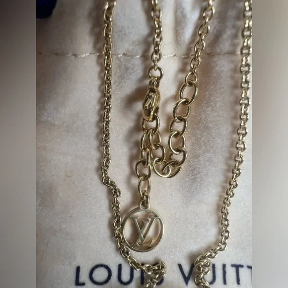 LOUIS VUITTON Essential V Necklace W Box & Dustbag